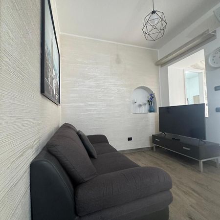 Casa Alessio - Elegante Appartamento Nel Cuore Di Cesano Maderno Zewnętrze zdjęcie
