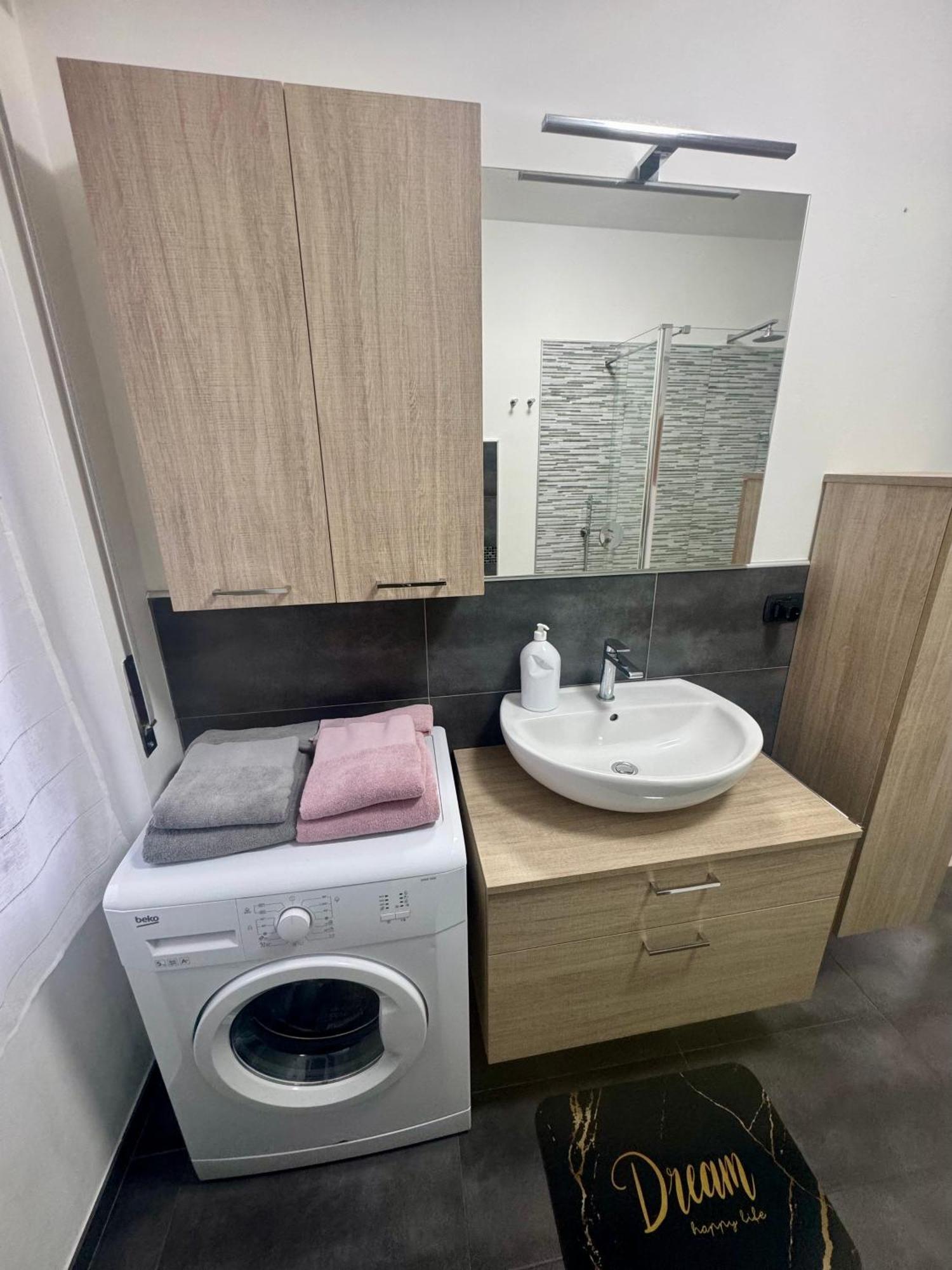 Casa Alessio - Elegante Appartamento Nel Cuore Di Cesano Maderno Zewnętrze zdjęcie